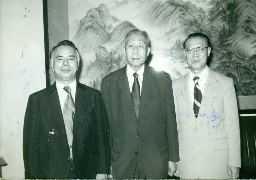 張其昀創辦人(中)與關世傑所長(右)、日籍友人 (左)合影。